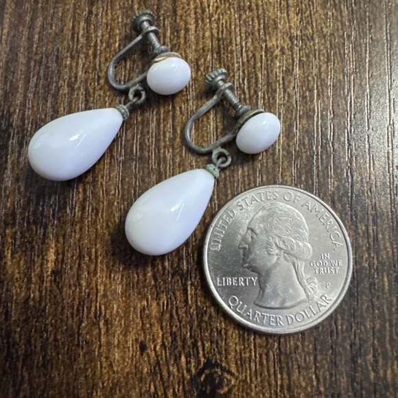 Vintage Stamped JAPAN White Glass Dangle Tear Drop Clip on Screw Back Earrings - Picture 4 of 4